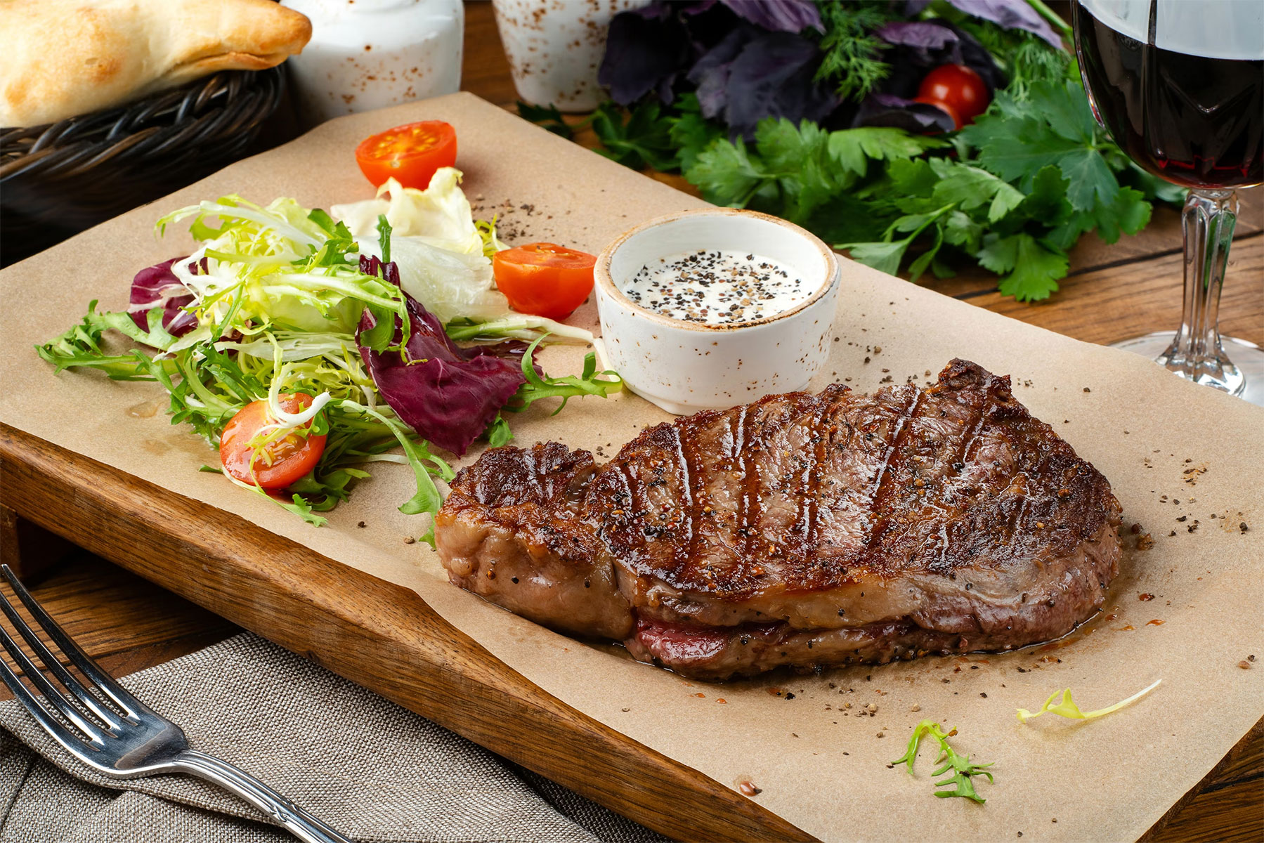Flank Steak zubereiten auf Holzbrett mit knuspriger Kruste und Salat