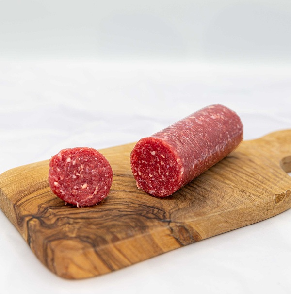 Rindersalami auf Holzbrett