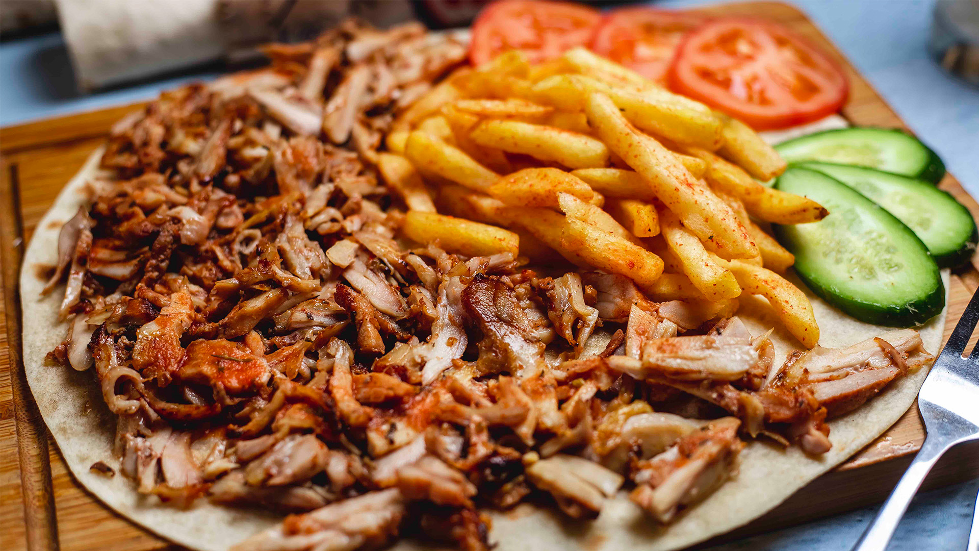 Gyros Fleisch von Kaufnekuh mit Fladenbrot und Pommes