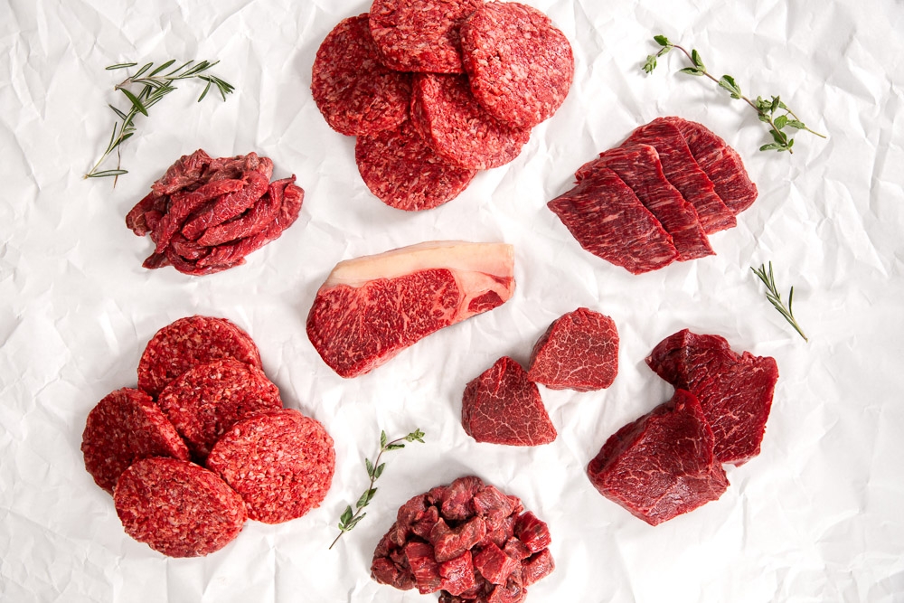 Auswahl verschiedener Wagyu Fleischstücke und Burger Patties