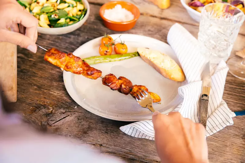 Beefsaté op de BBQ bakken