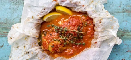 Kabeljauw en papillotte met courgette in tomatensaus