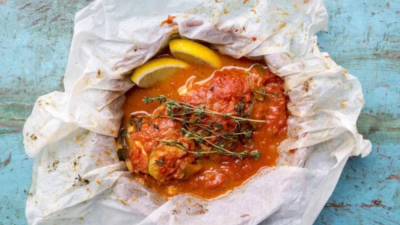 Kabeljauw en papillotte met courgette in tomatensaus