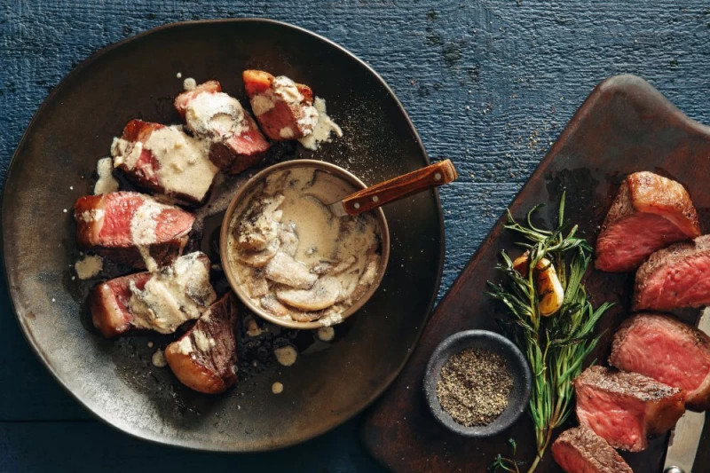 Gegrilde biefstuk met romige champignonsaus