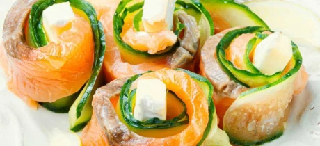 Romige zalmrolletjes met avocado en komkommer