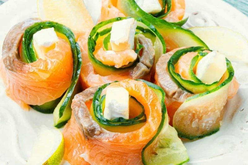 Romige zalmrolletjes met avocado en komkommer