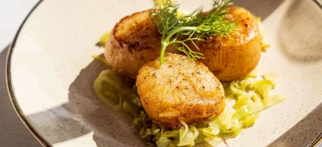 Coquilles met Beurre Blanc en Gestoofde Prei