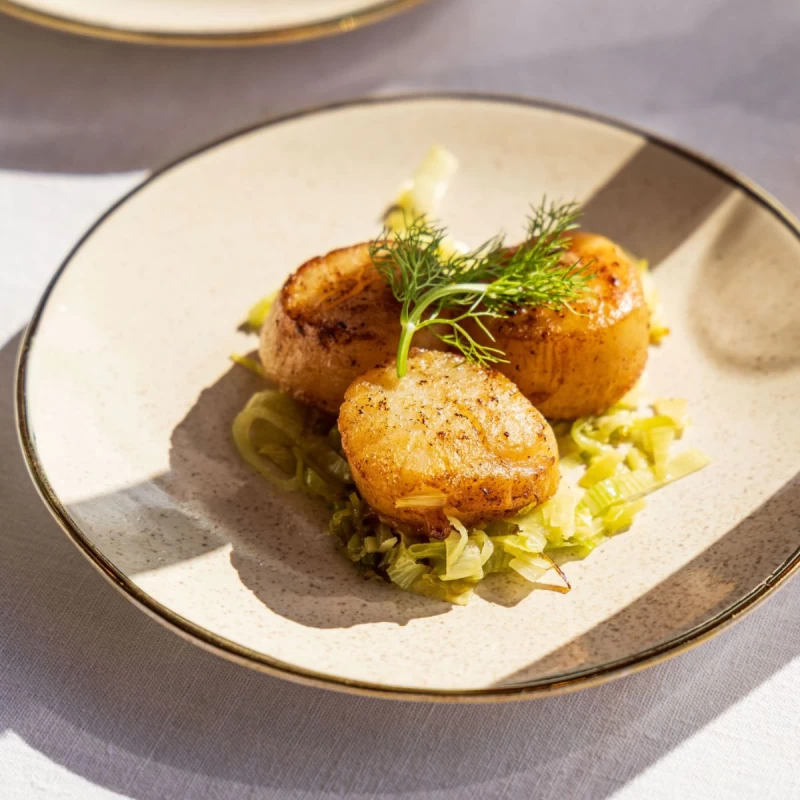 Coquilles met Beurre Blanc en Gestoofde Prei