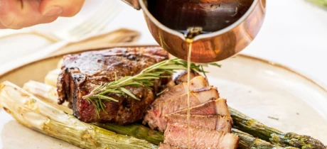 Lamszadelkoteletten met honing, tijm en gegrilde groene asperges