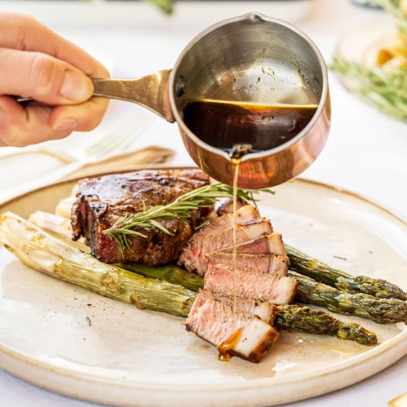 Lamszadelkoteletten met honing, tijm en gegrilde groene asperges