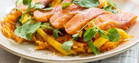 Papaja-mangosalade met geroosterde zalm
