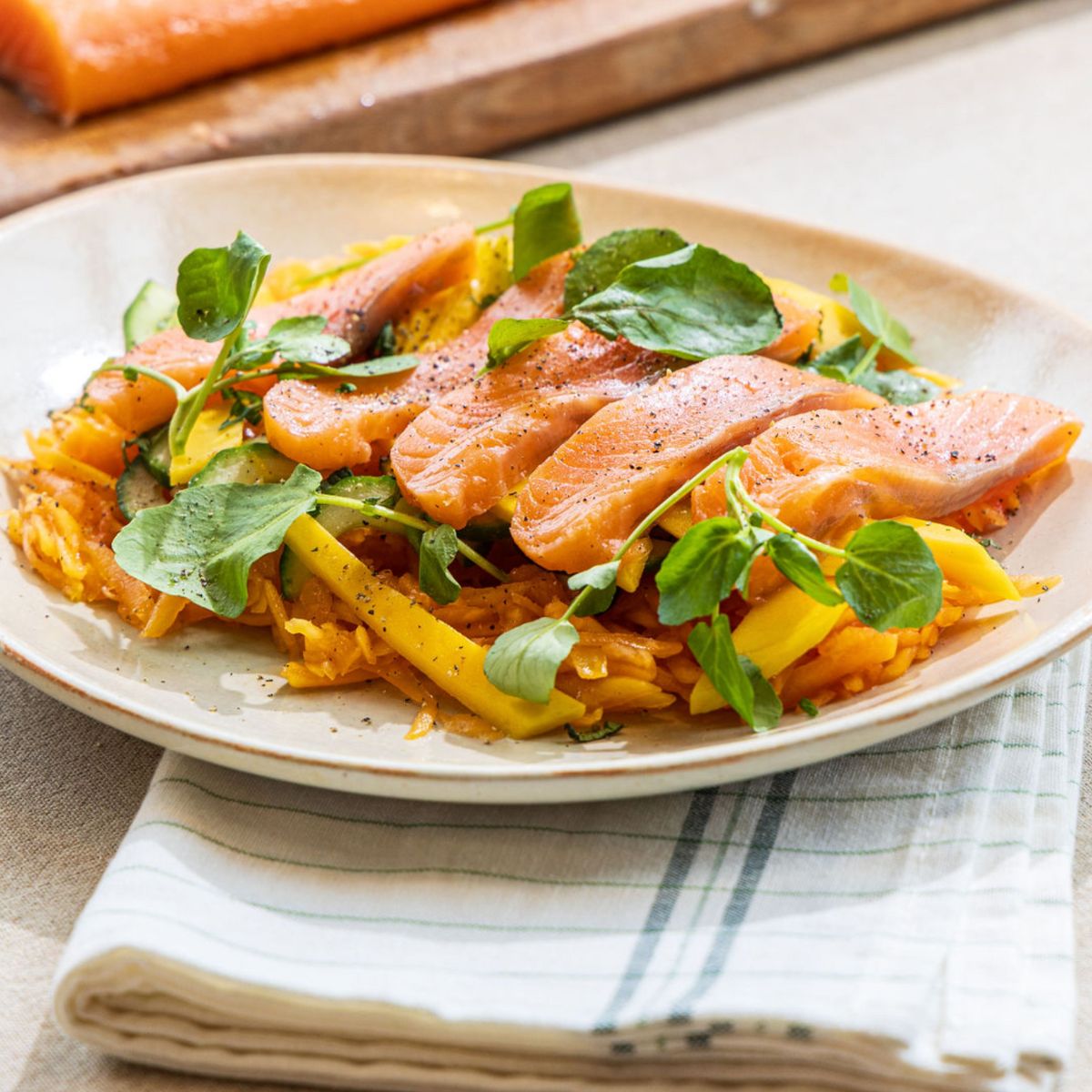 Papaja-mangosalade met geroosterde zalm