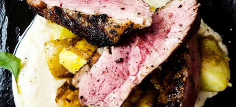 Eendenborstfilet met zoete aardappelpuree en gekarameliseerde peer