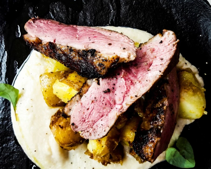 Eendenborstfilet met zoete aardappelpuree en gekarameliseerde peer