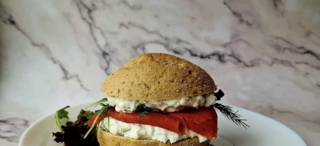 Broodje sockeye zalm met kruidige fetacreme
