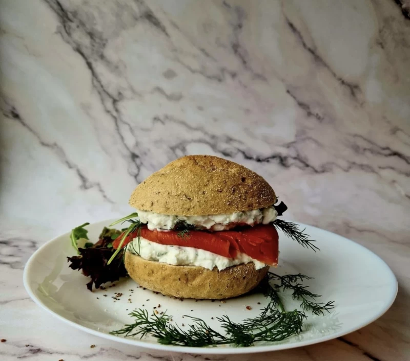 Broodje sockeye zalm met kruidige fetacreme