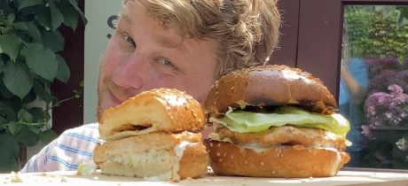 Kipburger met frisse yoghurtsaus