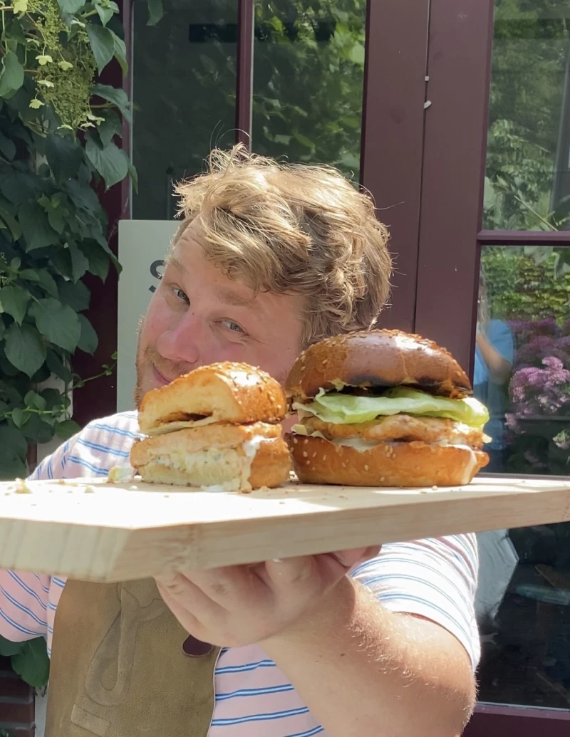Kipburger met frisse yoghurtsaus