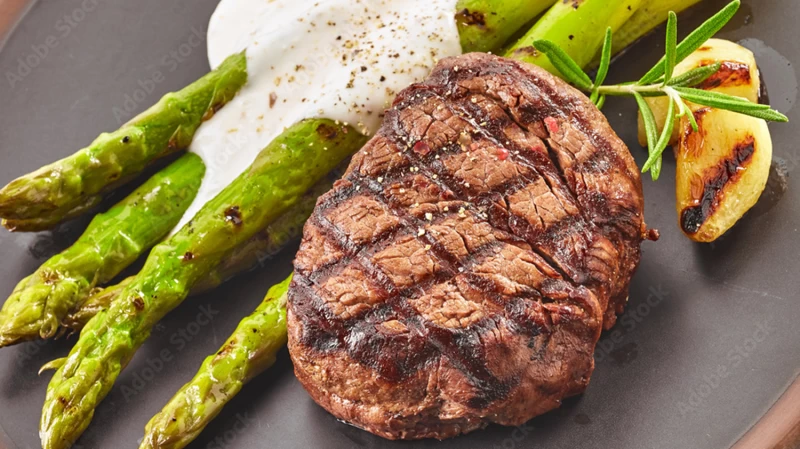 Kogelbiefstuk met asperges en parmezaanse kaas