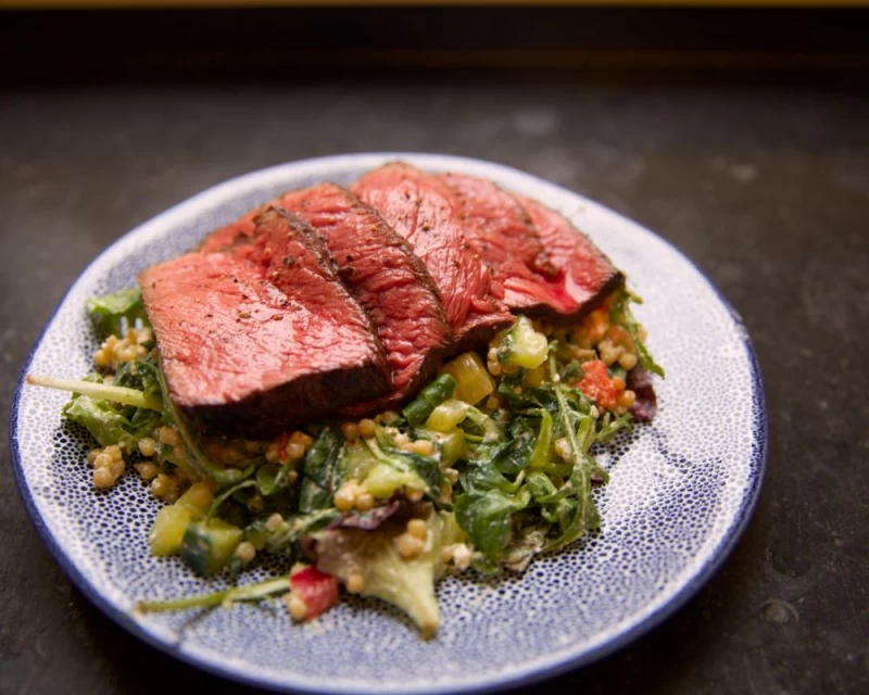 Parelcouscous salade met rosbief