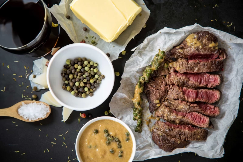 Peperroomsaus maken voor biefstuk