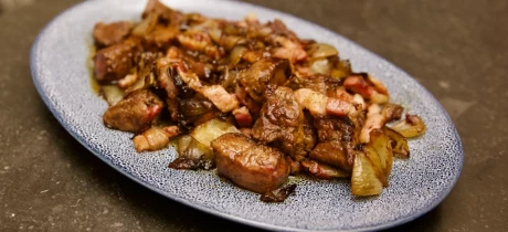 Gegrilde runderlever met spek en ui