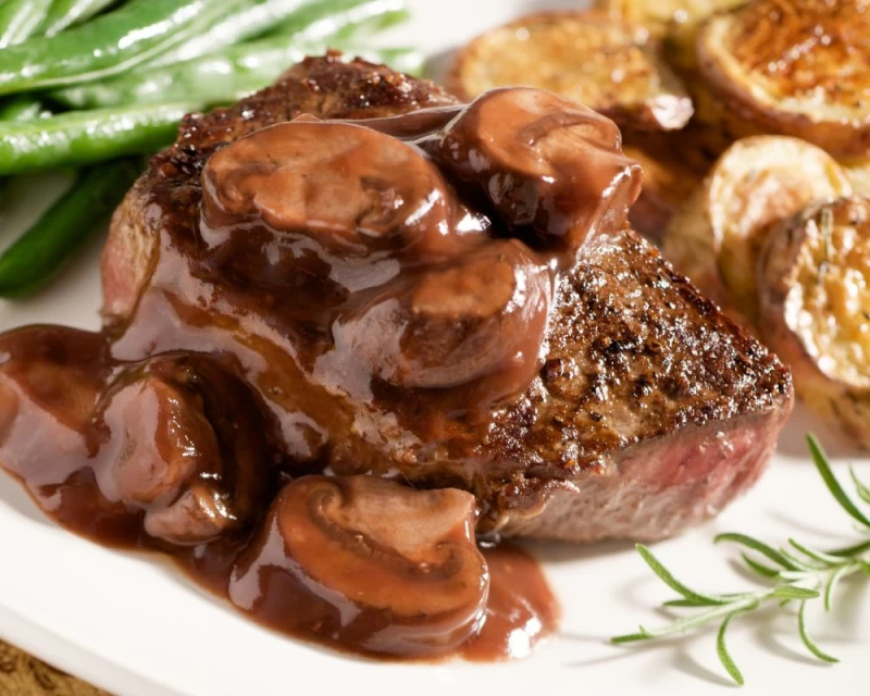 Wildzwijn steak met champignons in rode wijn