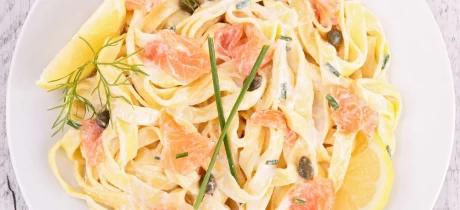 Romige pasta met gerookte zalm citroen en courgette