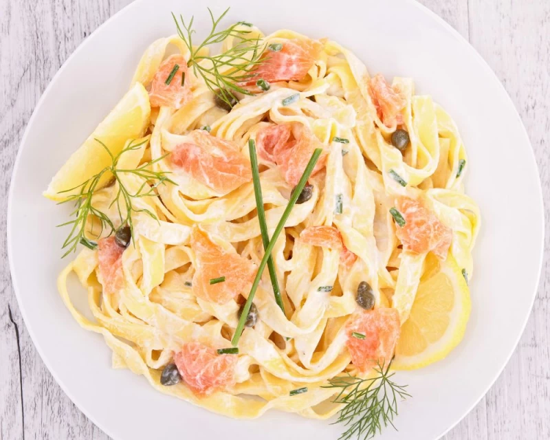 Romige pasta met gerookte zalm citroen en courgette