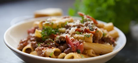 Pasta met venkelworst en aubergine in rode wijnsaus