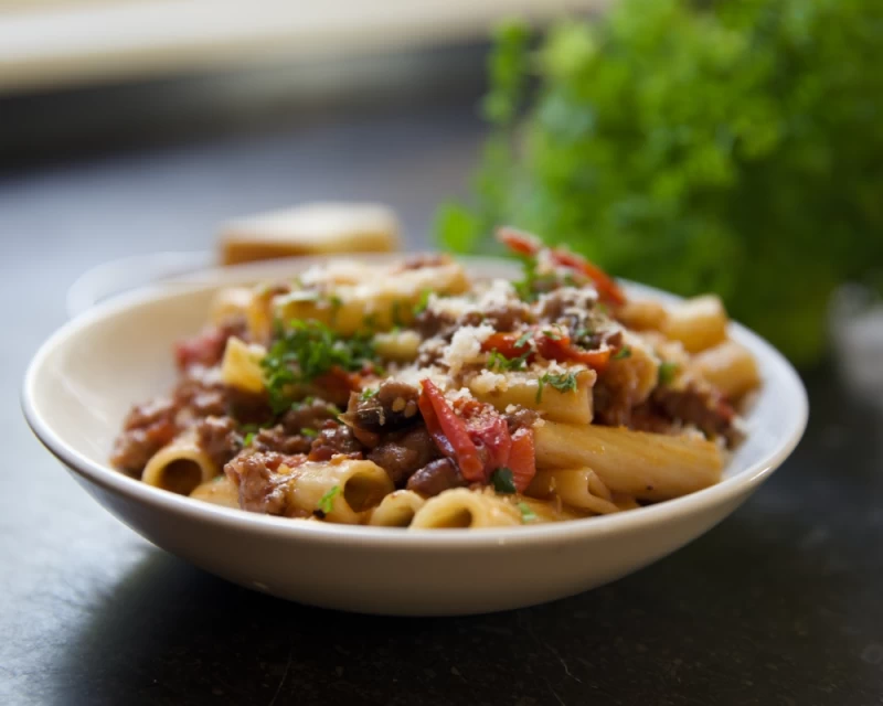 Pasta met venkelworst en aubergine in rode wijnsaus