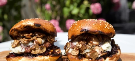 Hertenburger met gekarameliseerde ui en gorgonzola champignons