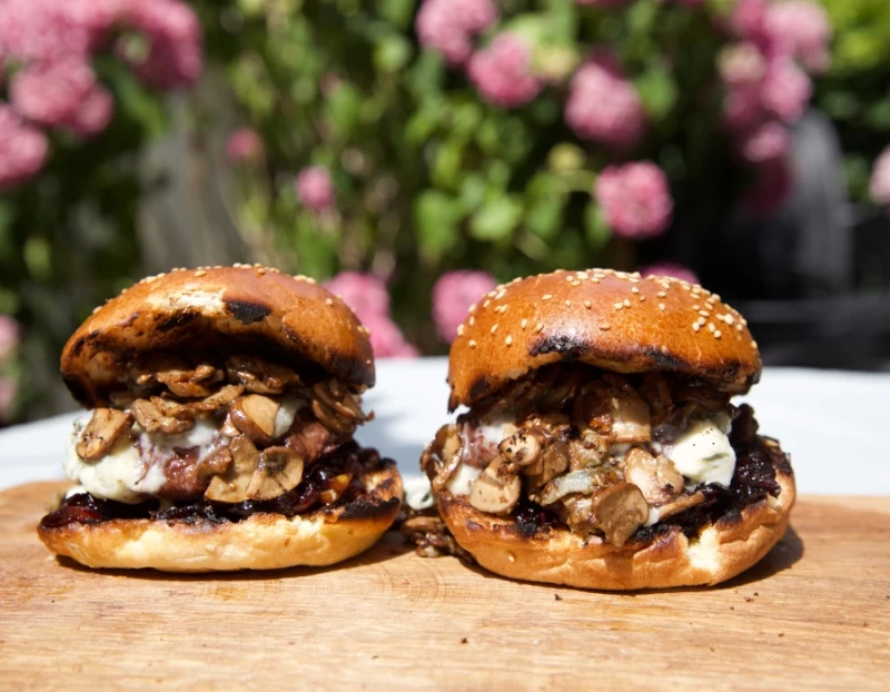 Hertenburger met gekarameliseerde ui en gorgonzola champignons
