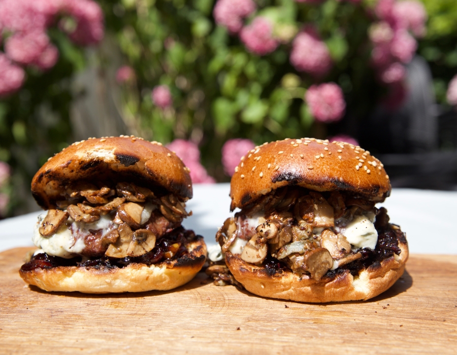 Hertenburger met gekarameliseerde ui en gorgonzola champignons