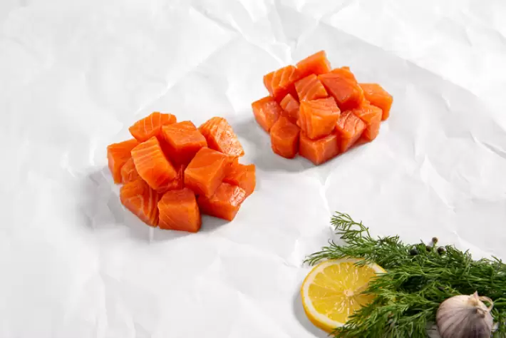Blokjes koudgerookte Zalm