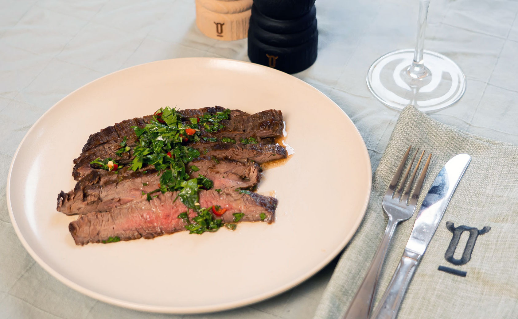 Bavette met chimichurri en bloedsinaasappel uit de pan of BBQ