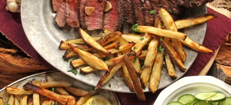 Entrecote, friet en frisse komkommersalade