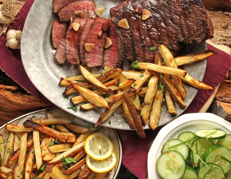 Entrecote, friet en frisse komkommersalade