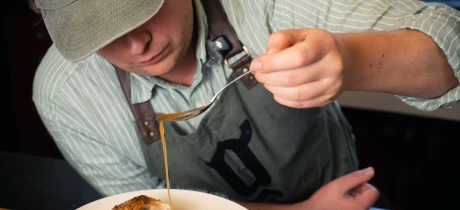 Hele kip met salieboter en bouillon