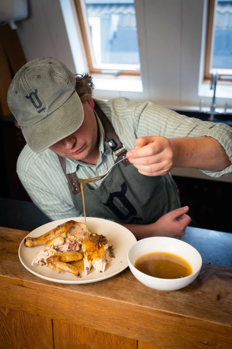 Hele kip met salieboter en bouillon