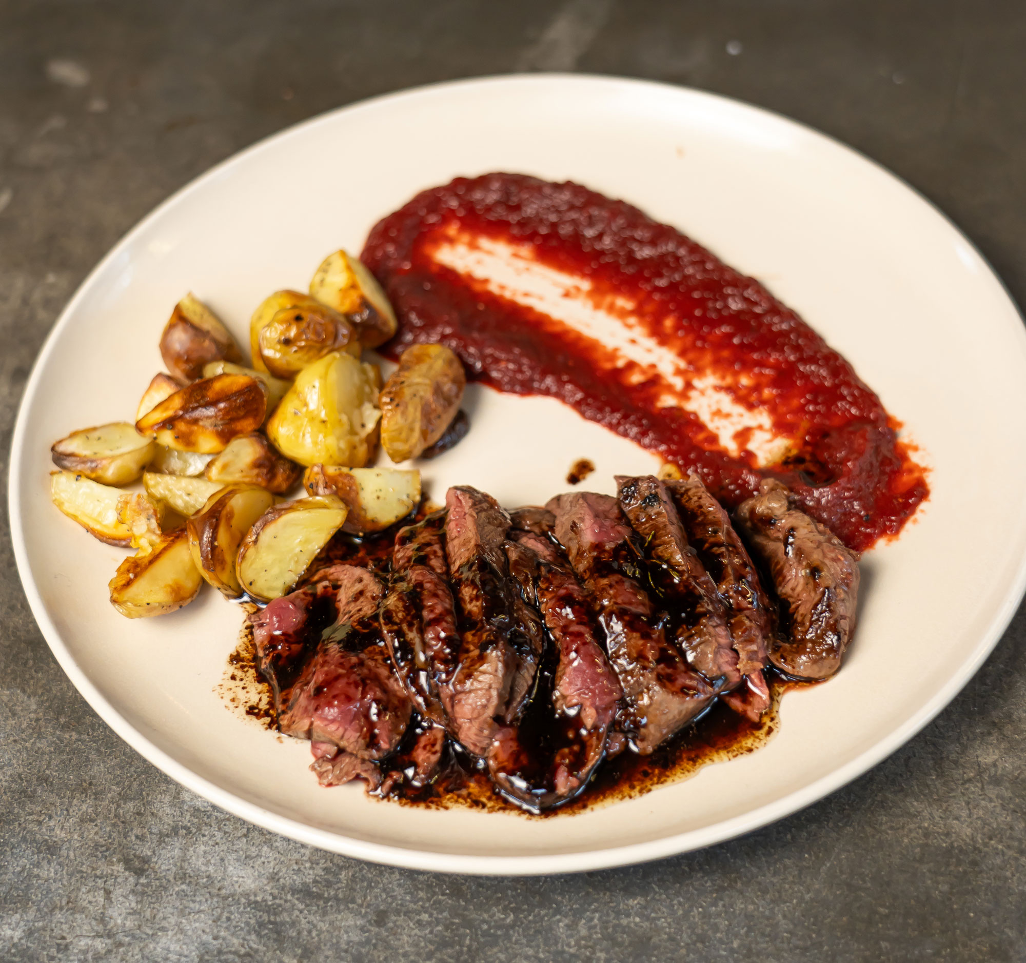 Hertenbiefstuk met bietpuree, krokante aardappeltjes en rodewijnsaus