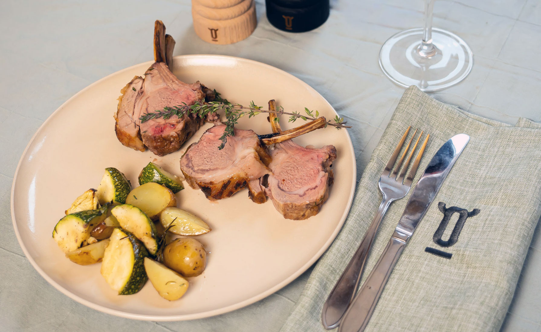 Lamsrack met rozemarijn en tijm uit de oven: rosé en vol van smaak