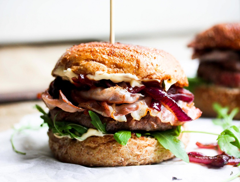 Rezept für dekadente Burger mit Zwiebelchutney und Speck | Kaufnekuh ...