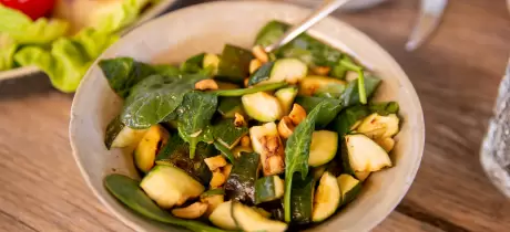 Gegrilde courgettesalade met spinazie