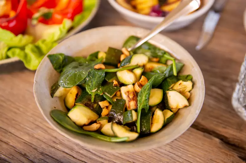 Gegrilde courgettesalade met spinazie