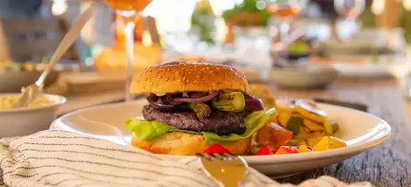 Burger met gegrilde asperges