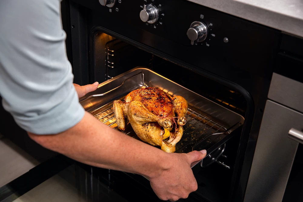 Klaar? Haal de kip uit de oven en check of deze ga
