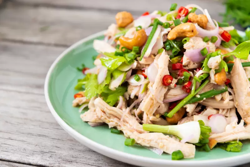 Leftover salade met kip en cashewnoten