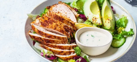 Gegrilde kipsalade met avocado en mango