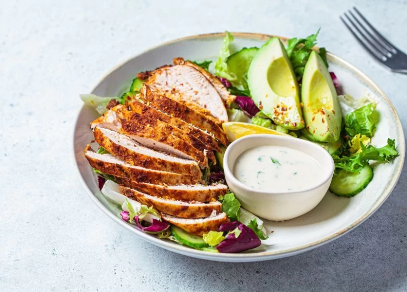 Gegrilde kipsalade met avocado en mango